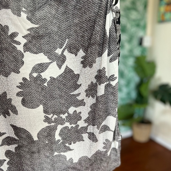 CAbi Tango Scoopneck Floral Tank Top Blouse Black White Gray 3057 Sz S - Picture 8 of 8